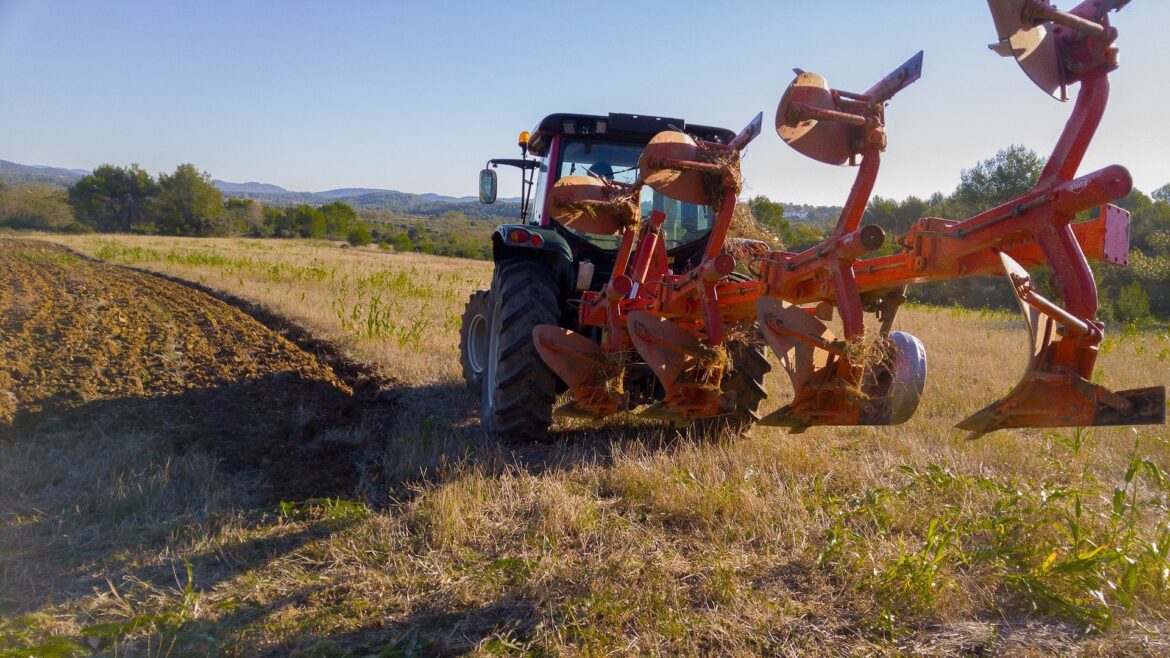 tractor-labour_pixabay